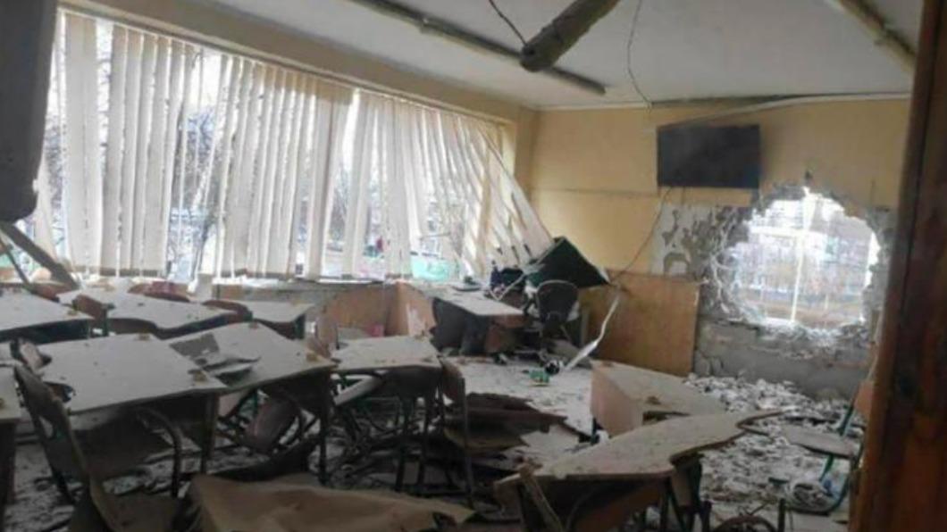 烏克蘭哈爾科夫（Kharkiv）一所學校教室遭俄軍炸毀，為提供給ICC的戰爭罪證據之一。（圖／翻攝自CNN）