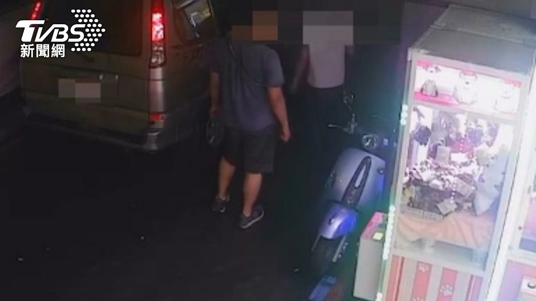 玩德州撲克欠150萬！男被押走「遊車河」搬出最強老媽救援