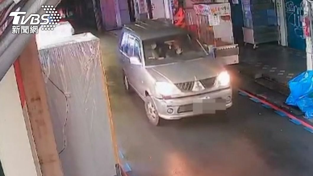 犯嫌開車被害人四處亂晃。(圖/TVBS)