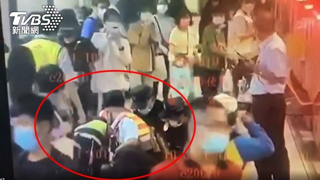 男子被警方壓制。(圖/TVBS)