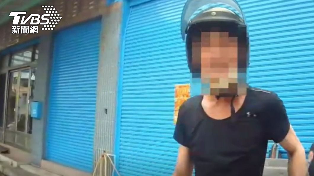 員警見郭男騎車搖晃將其攔下。（圖／TVBS）