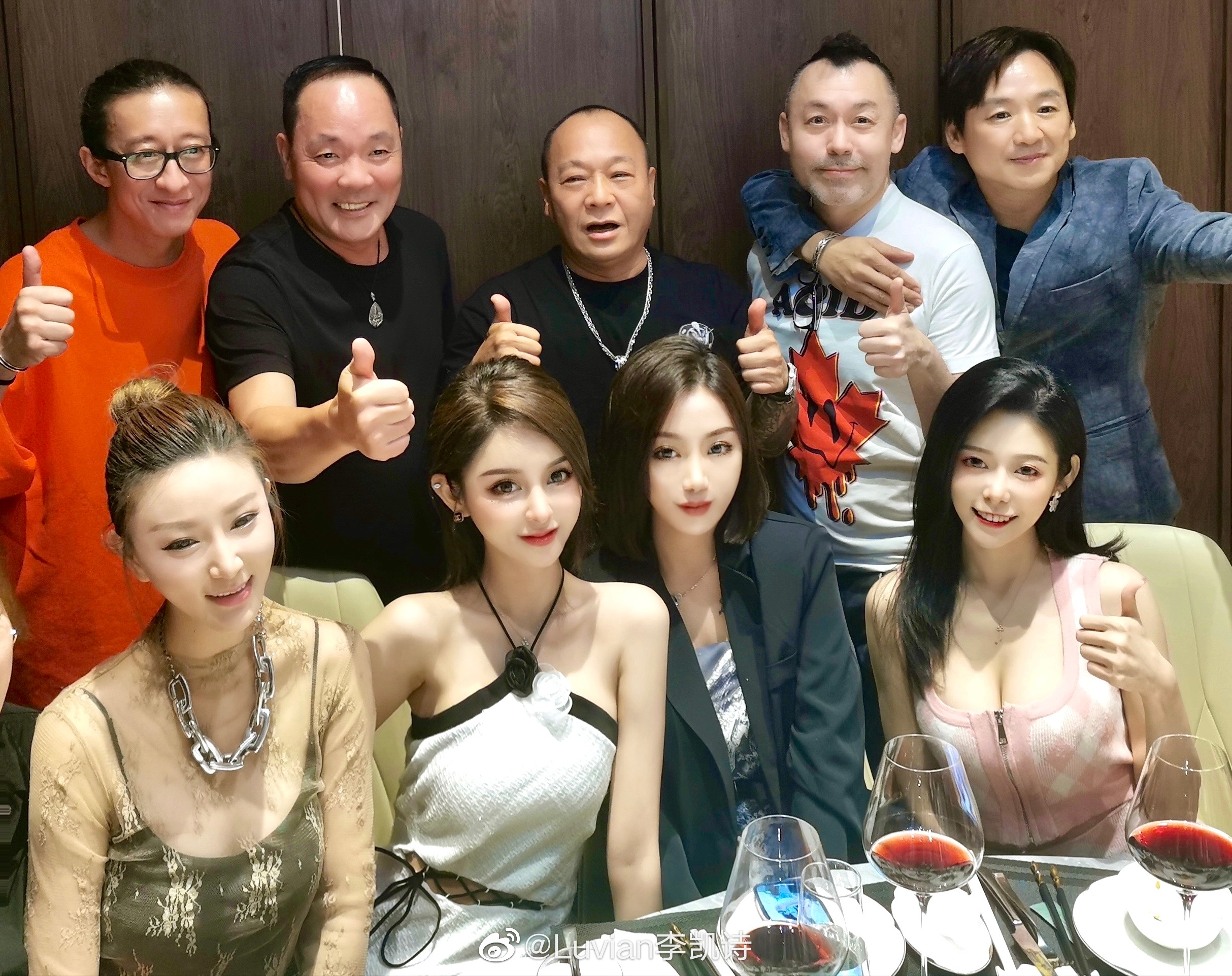 大陸網紅分享一夥人用餐的照片。(圖/翻攝自微博)