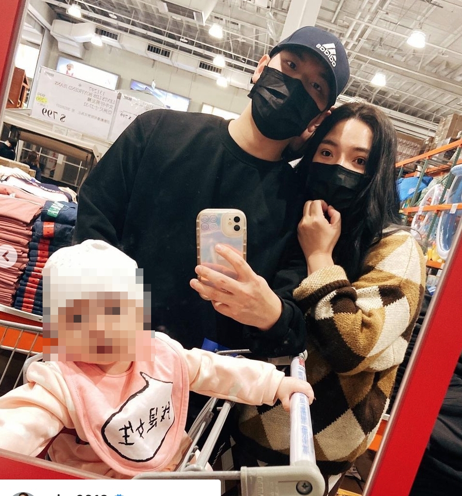 小甜甜和圈外老公於2021年結婚後,育有一可愛女兒米苔目。(圖/翻攝自riva0913 IG)