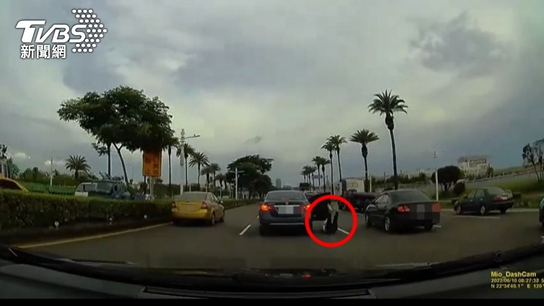 情侶吵架!女友爆氣跳車連滾多圈 後方駕駛嚇壞急煞