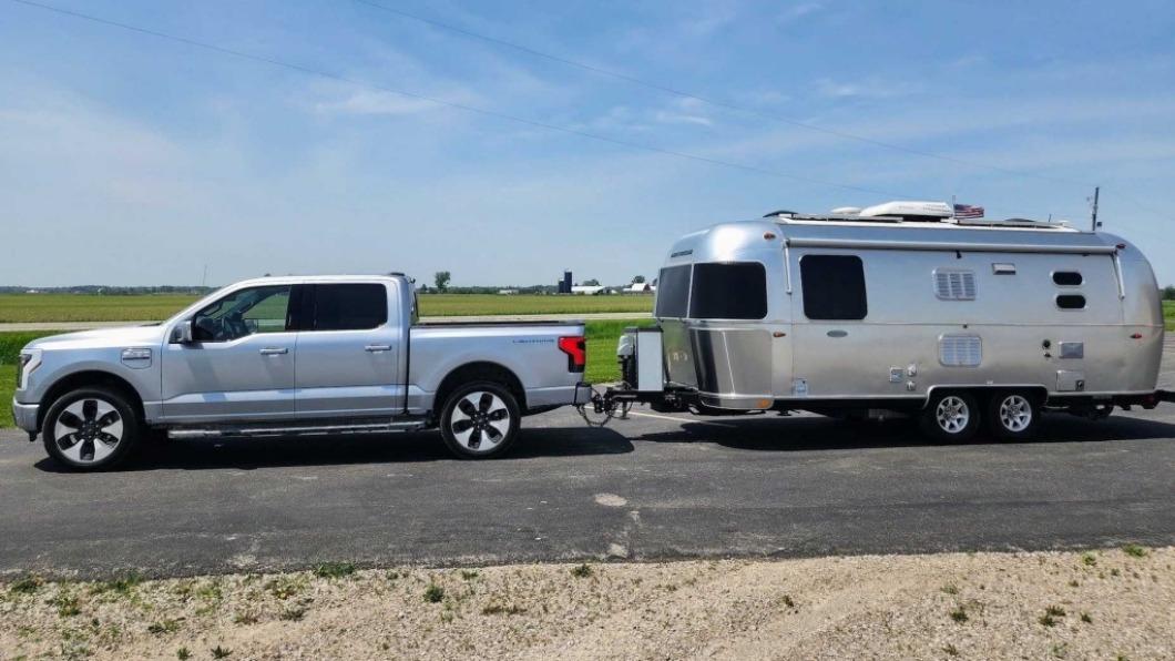 車主實測F-150拖著2.7噸的露營車。(圖／翻攝自Twitter@Nicholas Schmidt)
