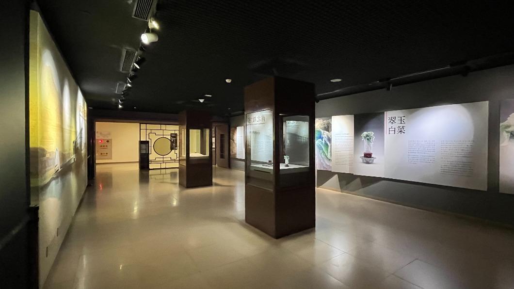 故宮人氣最旺的兩大文物「肉形石」與「肉形石」展廳一片空蕩,過去遊客摩肩接踵爭睹寶物場景已不復見。(圖/TVBS)