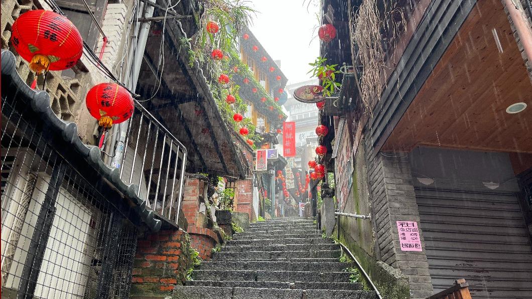 九份「阿妹茶樓」外的階梯原是遊客造訪九份必留影之處,沒了人煙,顯得冷清。(圖/TVBS)