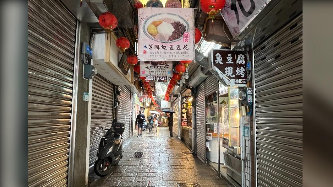 人潮銳減,九份老街入口處兩旁商家乾脆拉下鐵門,暫停營業。(圖/TVBS)