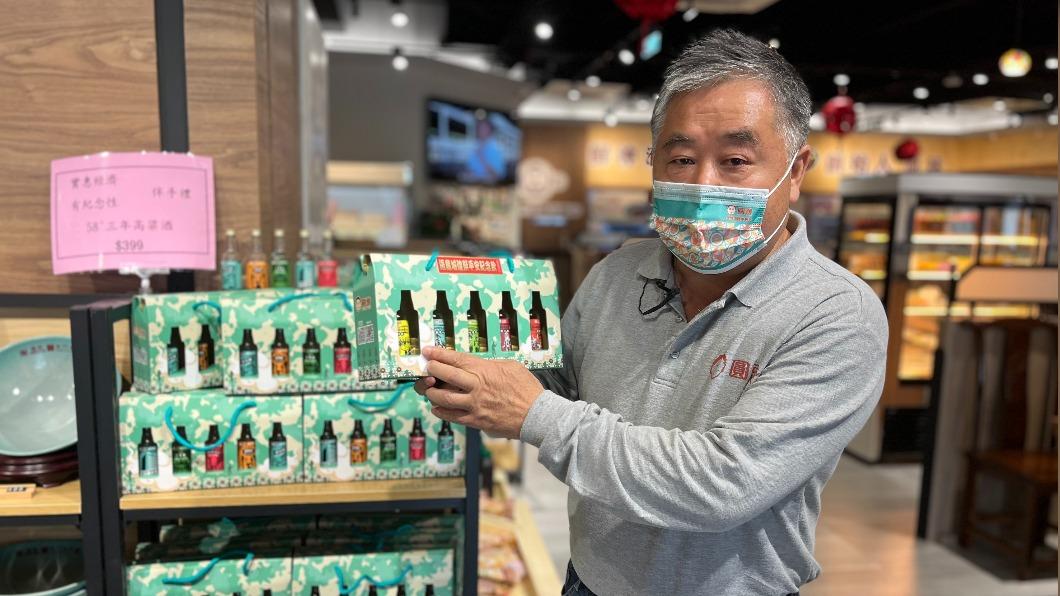 圓頭農牧食品公司董事長薛承琛將當地文化民俗融入商品包裝設計。(圖/TVBS)