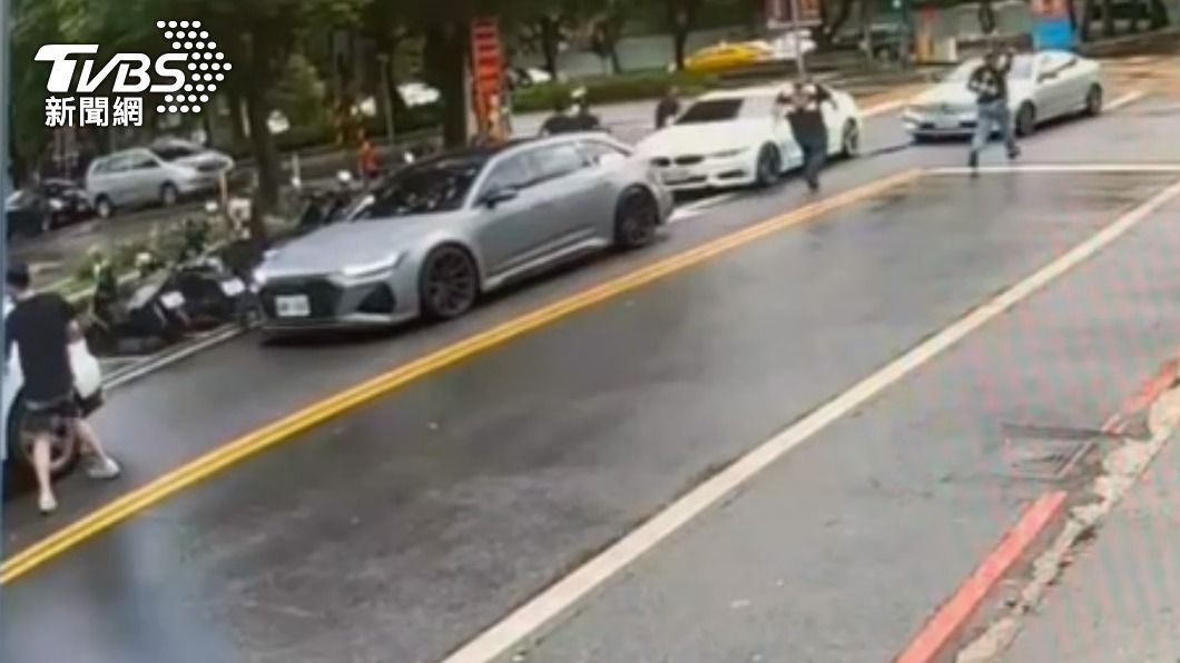 犯嫌分乘約8車到場。(圖/TVBS)
