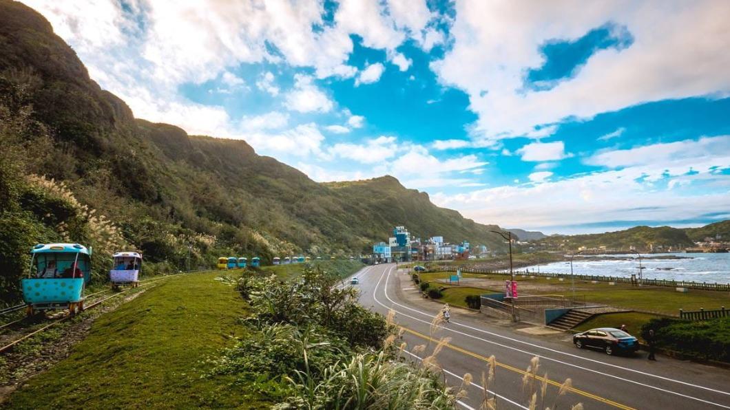 鐵道旁邊就是遼闊海景。(圖/翻攝自新北市觀光旅遊局)