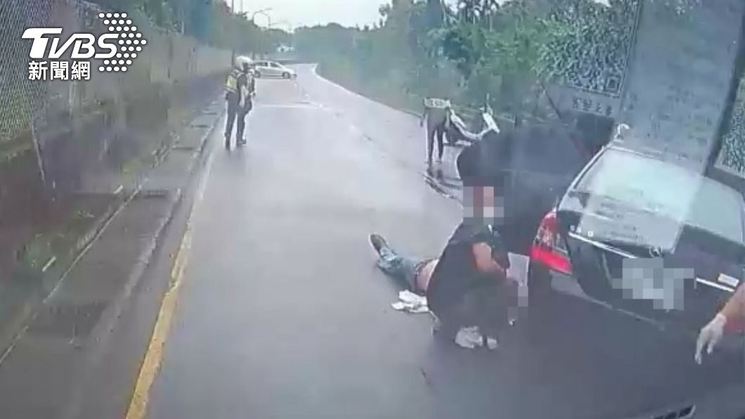 賓士撞護欄車頭全毀！後座乘客頭部重創命危　駕駛竟落跑