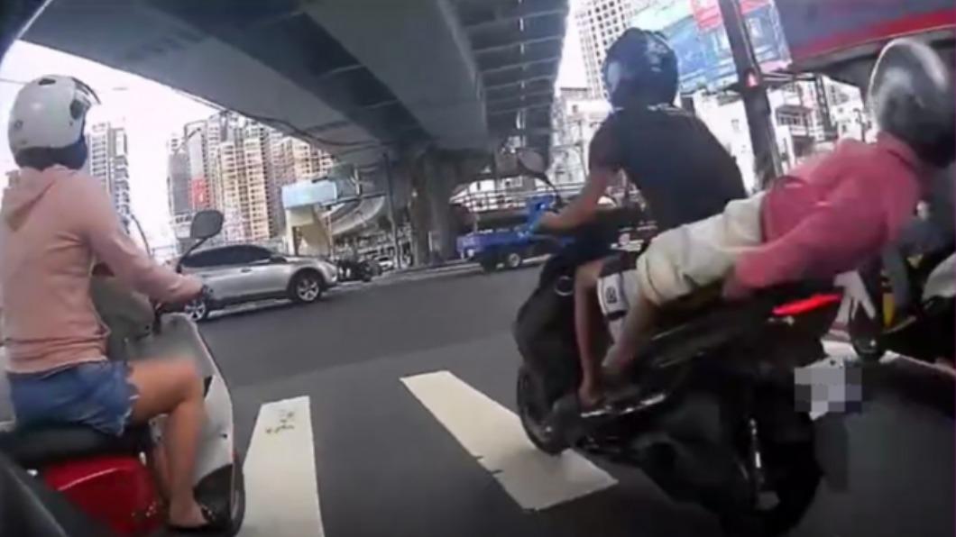 騎士從車陣中鑽出。（圖／翻攝自爆料二公社）