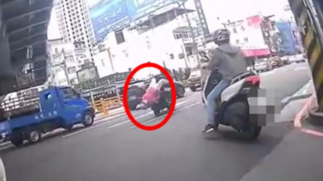 婦人懸掛在車後。（圖／翻攝自爆料二公社）