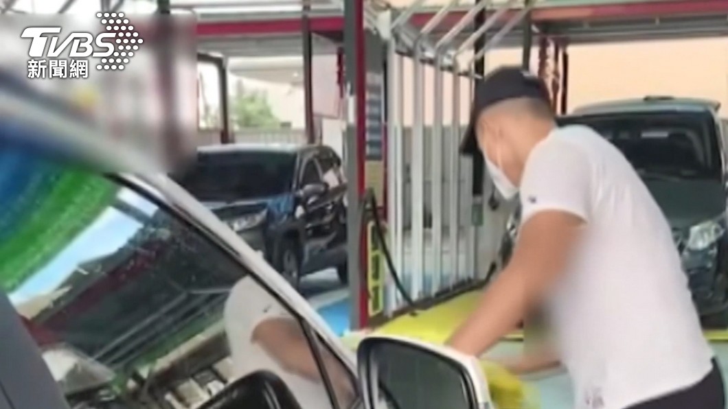張伯維去年到警局洗車服勞動役反省。(圖/TVBS)