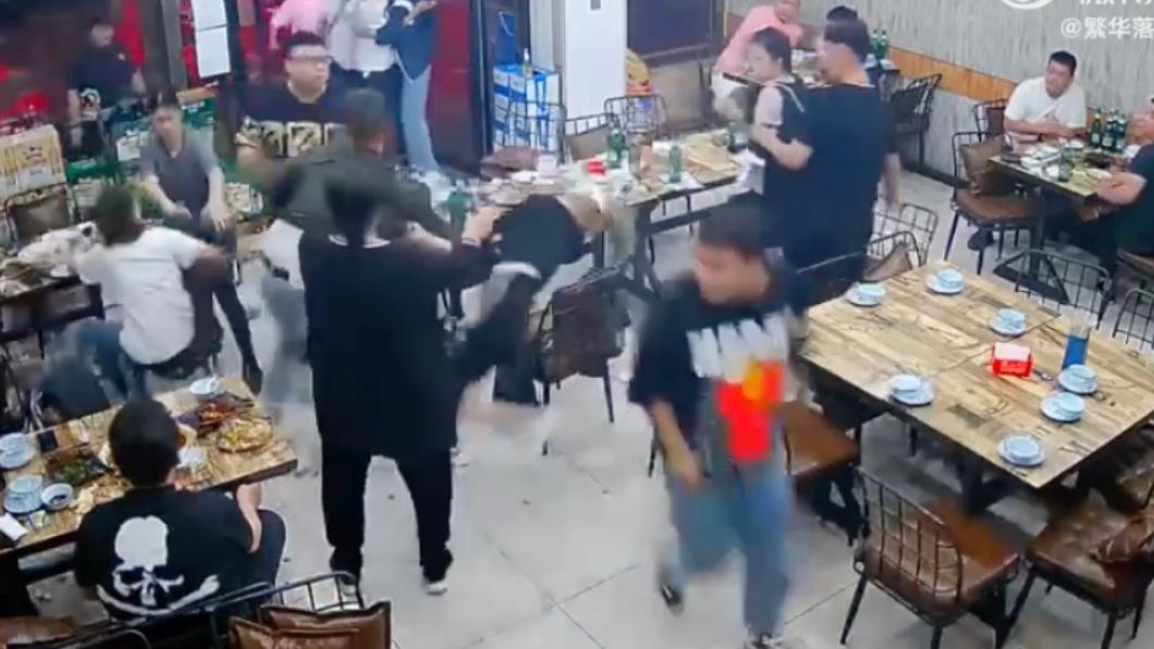 店內頓時亂成一團，在一旁民眾見狀也出來勸架。（圖／翻攝自＠繁華落盡只留芳華 微博）