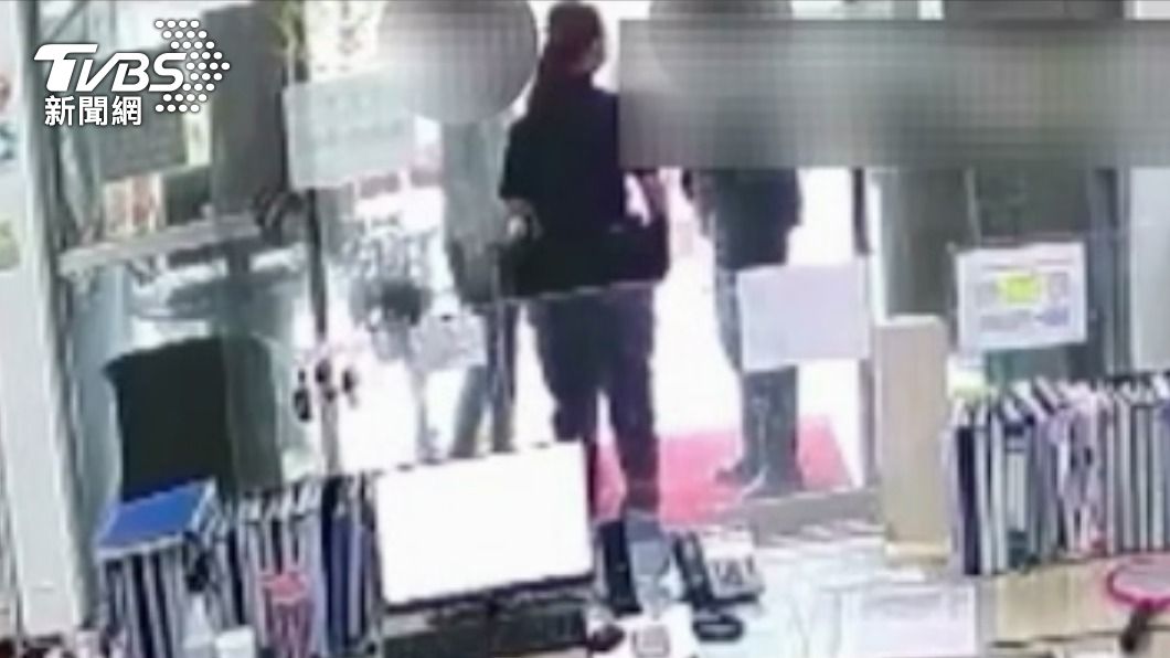 子欠債遭押走!母赴警所求助「只給130萬假鈔」板橋警喊冤