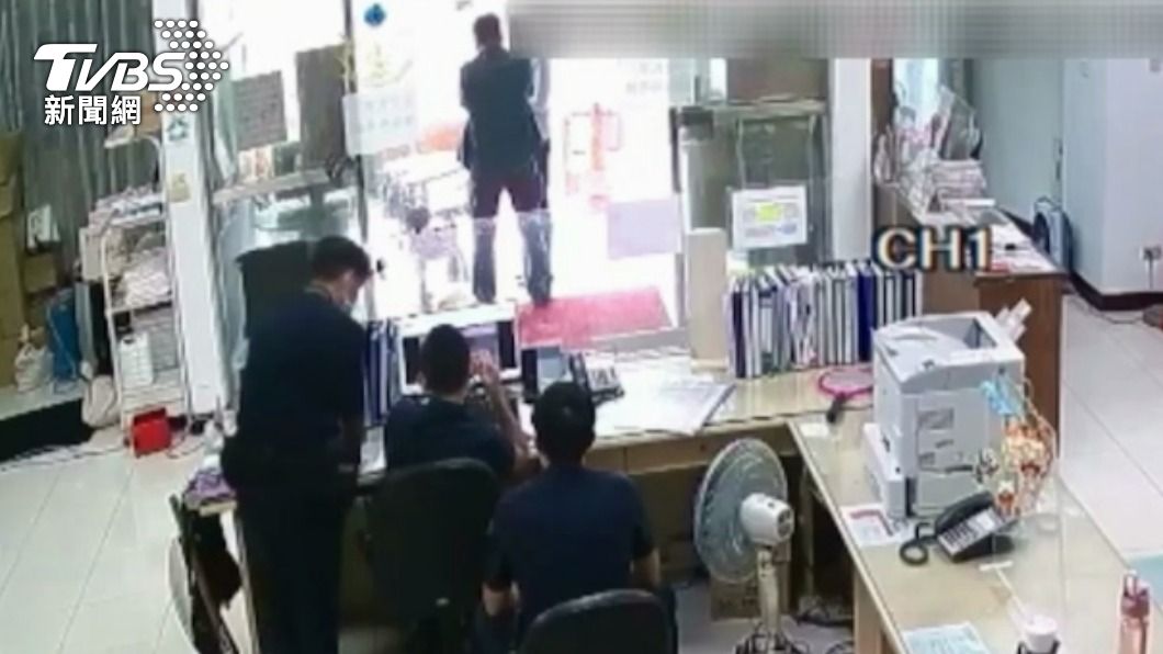 員警協助被害人母親調查兒子動向。(圖/TVBS)
