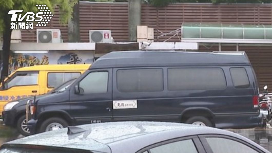 遺體載運車通常都是黑色箱型車。（圖／TVBS資料畫面）