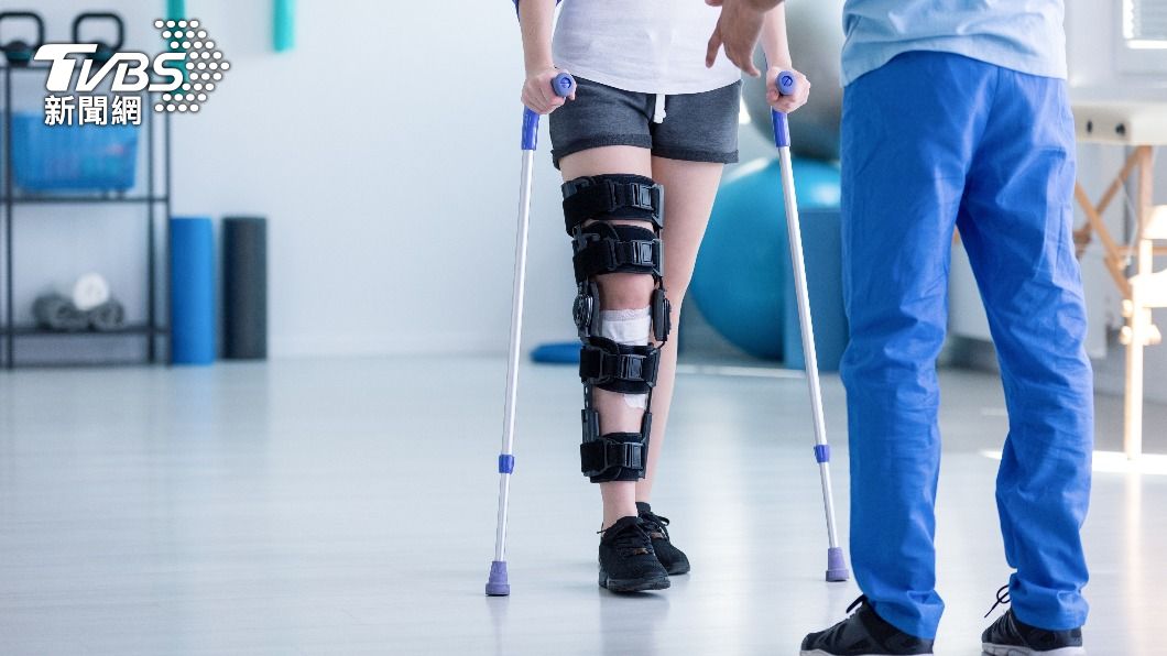 該名女子醒來後,因患創傷性腦損傷還重新學走路。(示意圖/shutterstock達志影像)