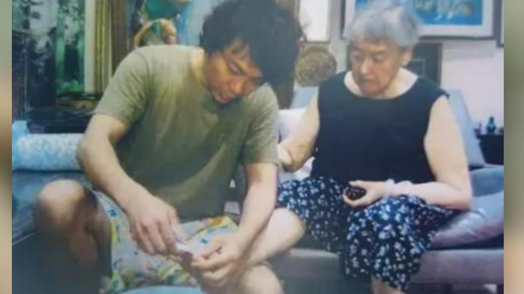 楊寅出示幫鍾慶春剪腳指甲的照片。(圖/翻攝自微博)
