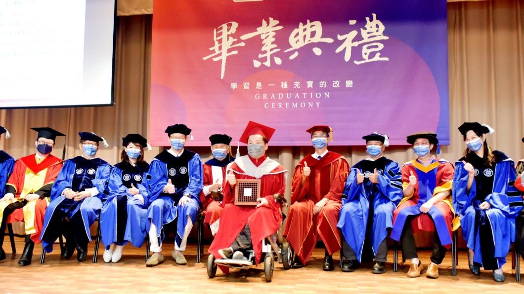 蔡義德(前中)獲獎。(圖/蔡義德提供)