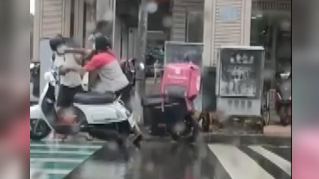 不畏雨天!外送員與騎士街頭格鬥 倒地繼續糾纏全身溼答答