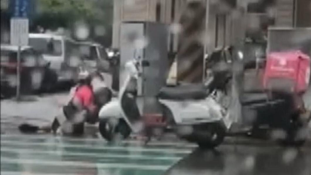 兩名機車騎士在路口上演全武行、雙方在地上糾纏。(圖/翻攝自黑色豪門企業)