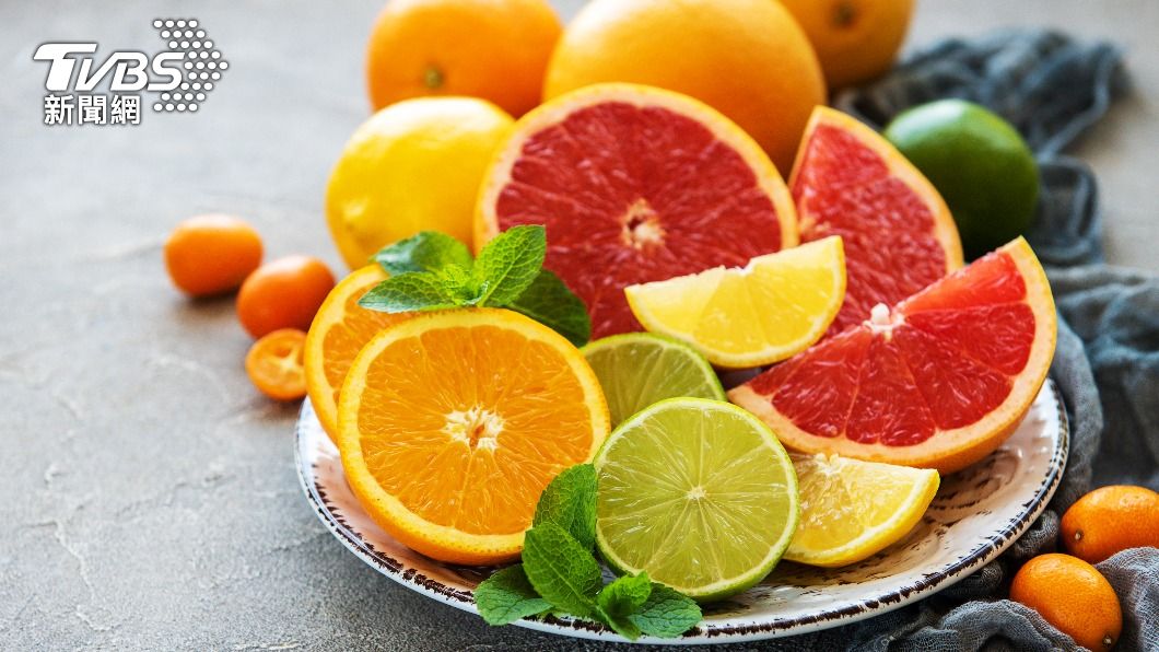 柑橘類可以補充檸檬酸和維生素C,提高鈣質吸收。(示意圖/shutterstock 達志影像)