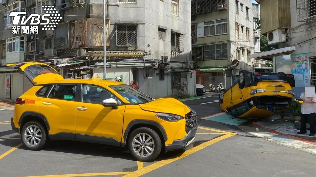 TOYOTA小黃間的對決!交叉口疑未禮讓 擦撞翻覆撞民宅