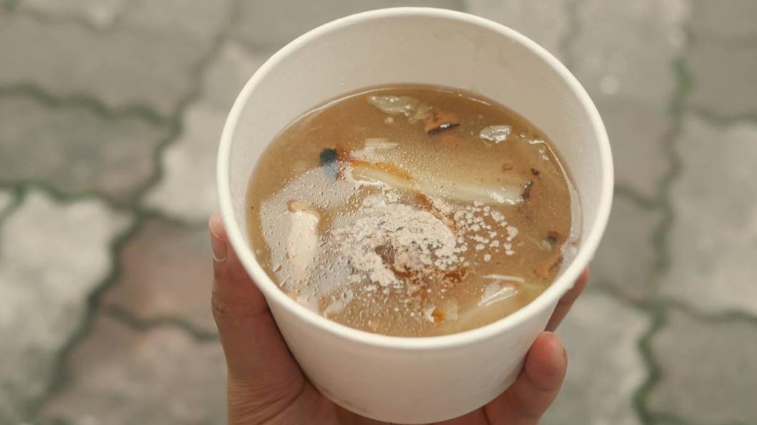 店裡還有販賣料相當豐富的無魚翅羹湯。(圖/黑皮的旅遊筆記提供)