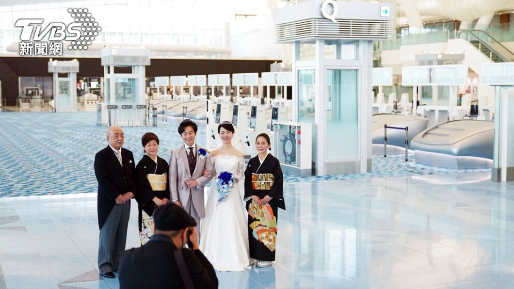 日媒認為新冠疫情也是結婚數降低的原因之一。(圖/達志影像美聯社)
