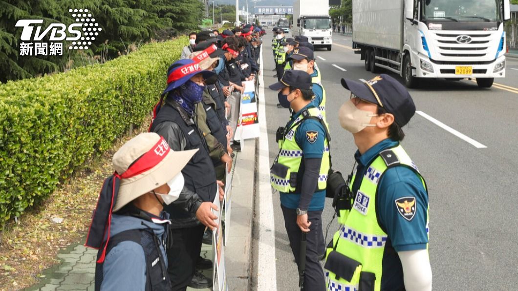 警方與示威工會人員對峙。(圖/達志影像美聯社)