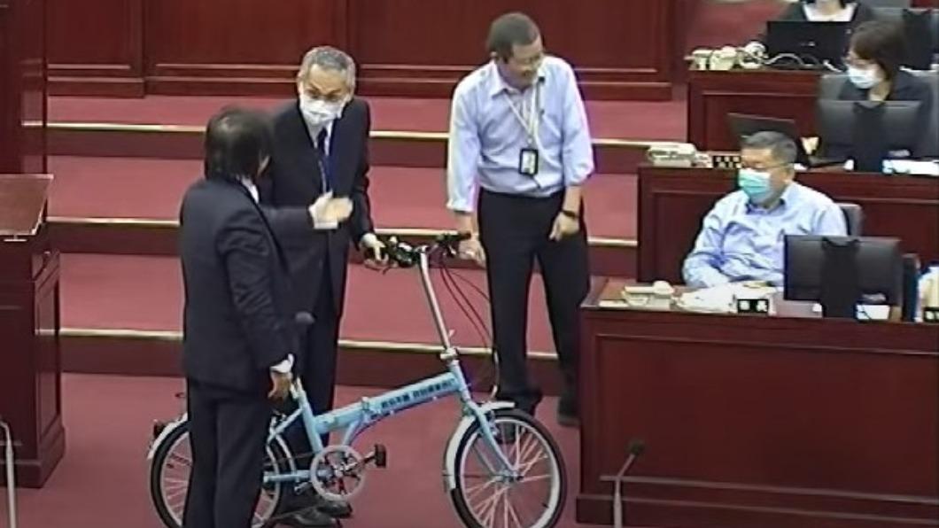 王世堅狂送的一堆禮物都給助理　柯文哲：自己最愛腳踏車