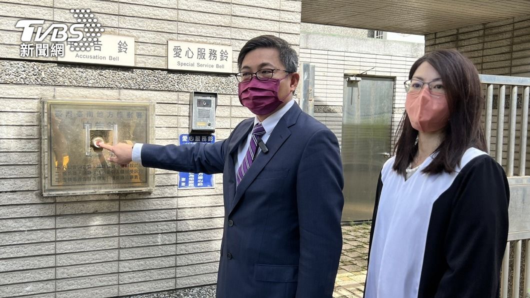 陳凱凌(左)到地檢署按鈴,控告謝龍介誹謗。(圖/中央社)