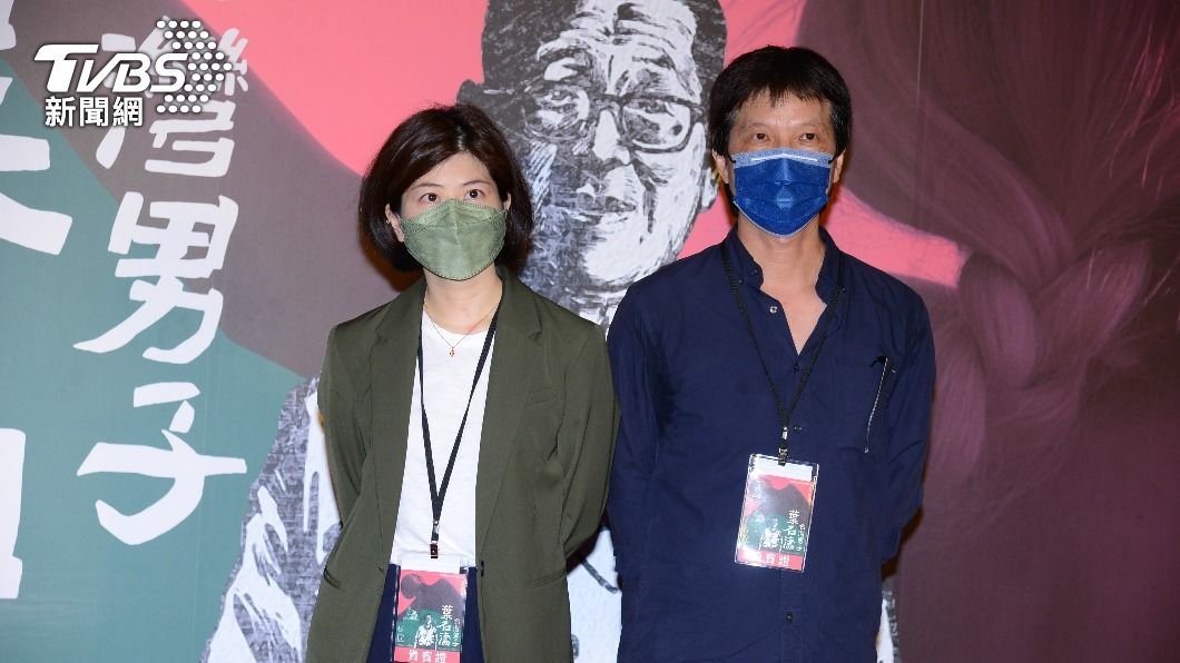 《台灣男子葉石濤》導演許卉林(左)與監製林靖傑。(圖/許方正攝)