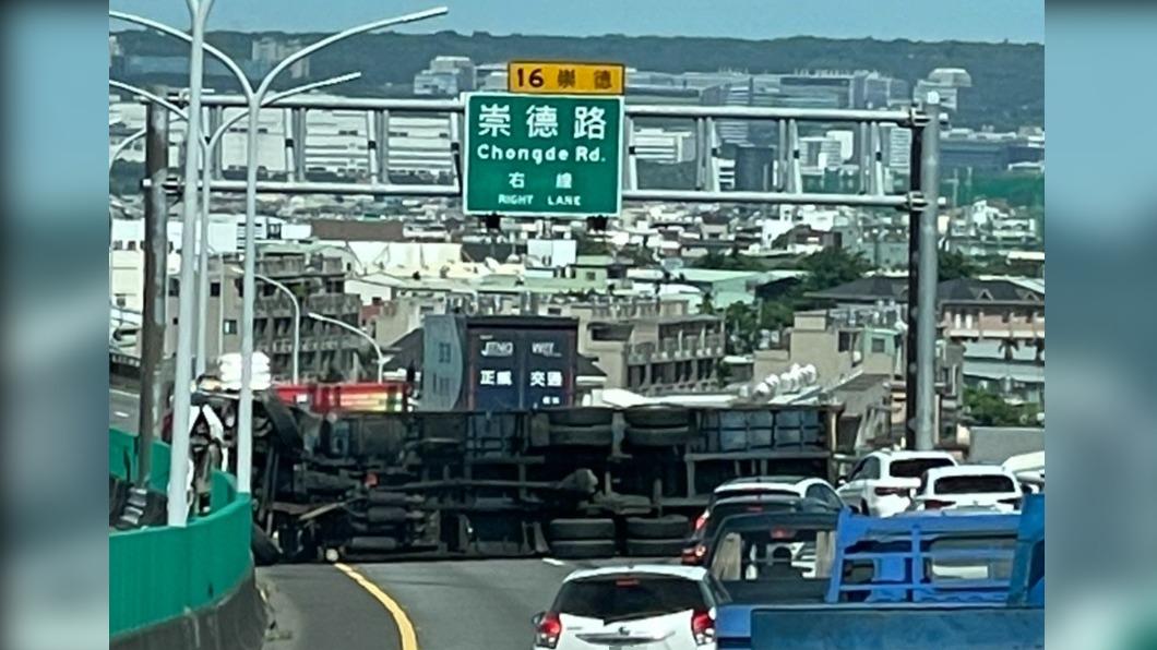 台74線大貨車翻覆橫躺堵全車道 兩車擦撞駕駛送醫