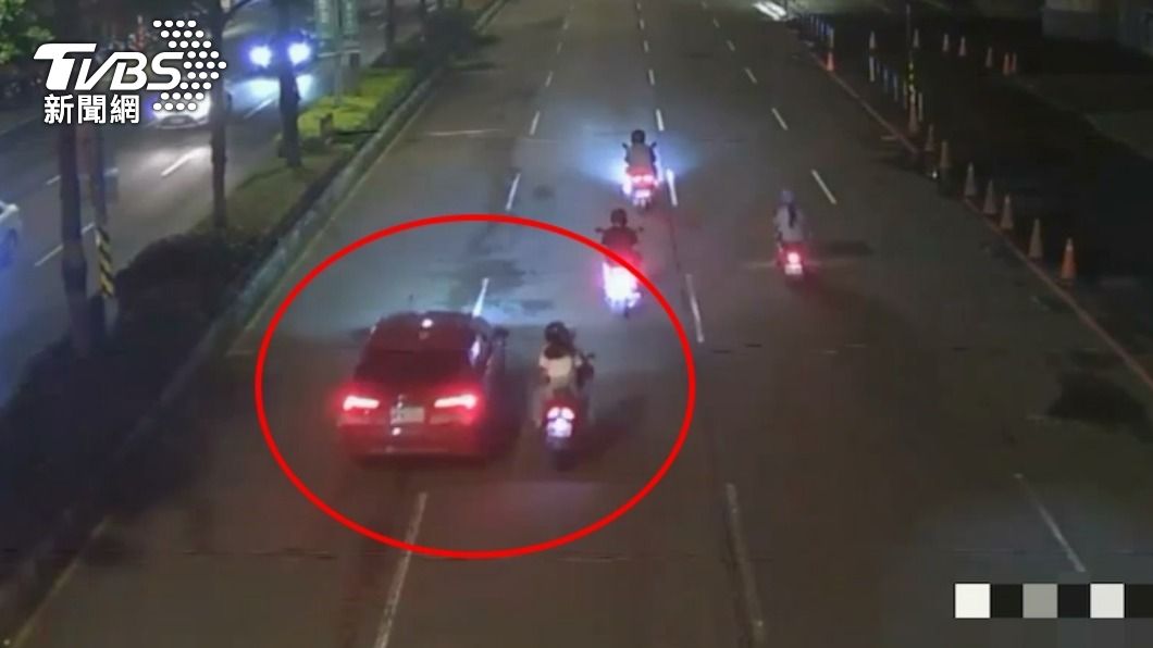 差點撞上我們!騎士控轎車逼車 怒譙粗口險被撞
