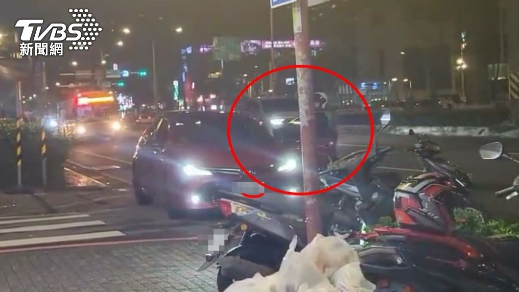 林男打開轎車車門又甩門關上。（圖／翻攝UDN）