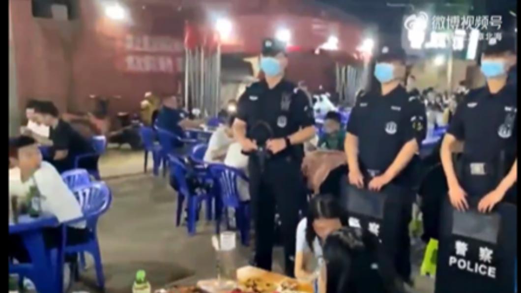 唐山9男毆女事件後警宵夜場站崗　網友驚：誰吃得下去？