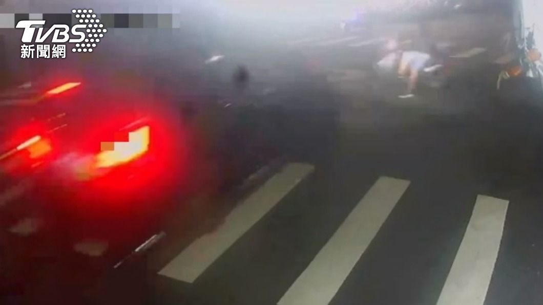 小胖開車撞倒騎士。（圖／TVBS）