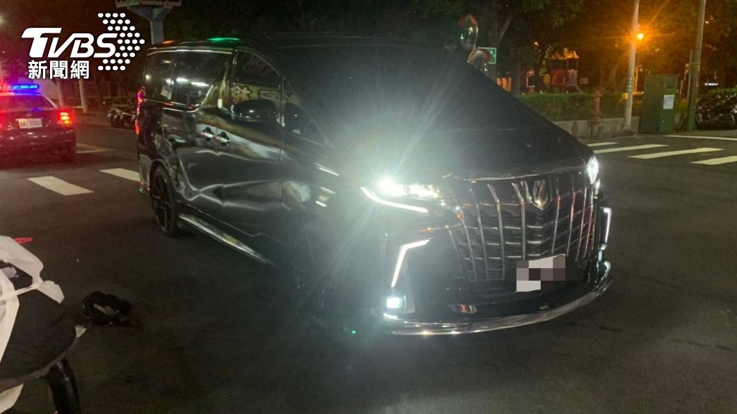 駕駛把車輛丟在現場後離去。（圖／TVBS）
