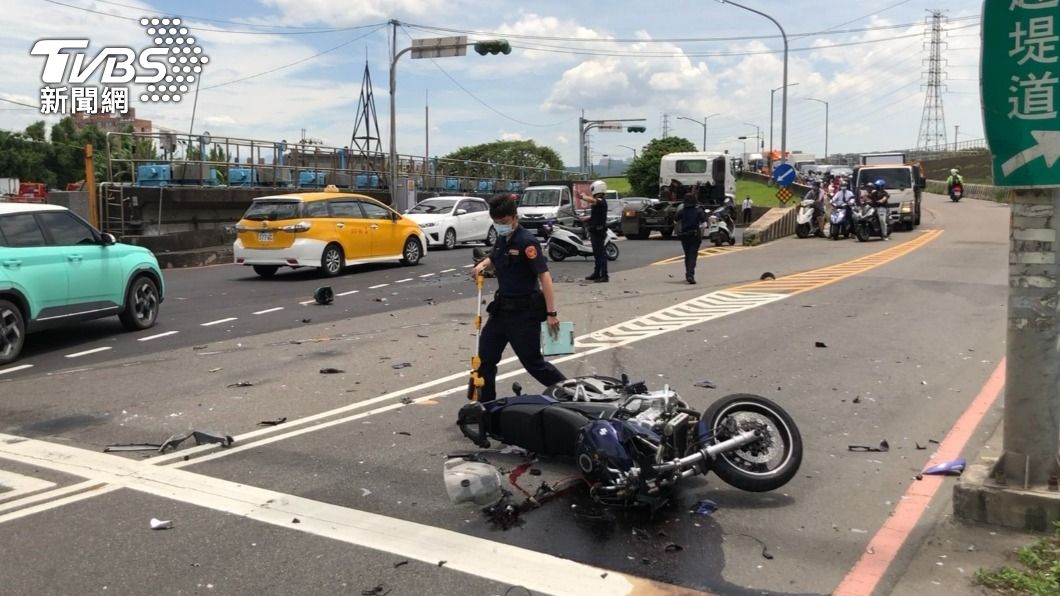 蘆洲驚傳2機車路口對撞 騎士1死1重傷