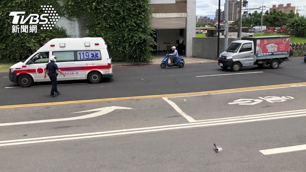 救護車到場將重傷的2名騎士送醫急救。(圖/TVBS)