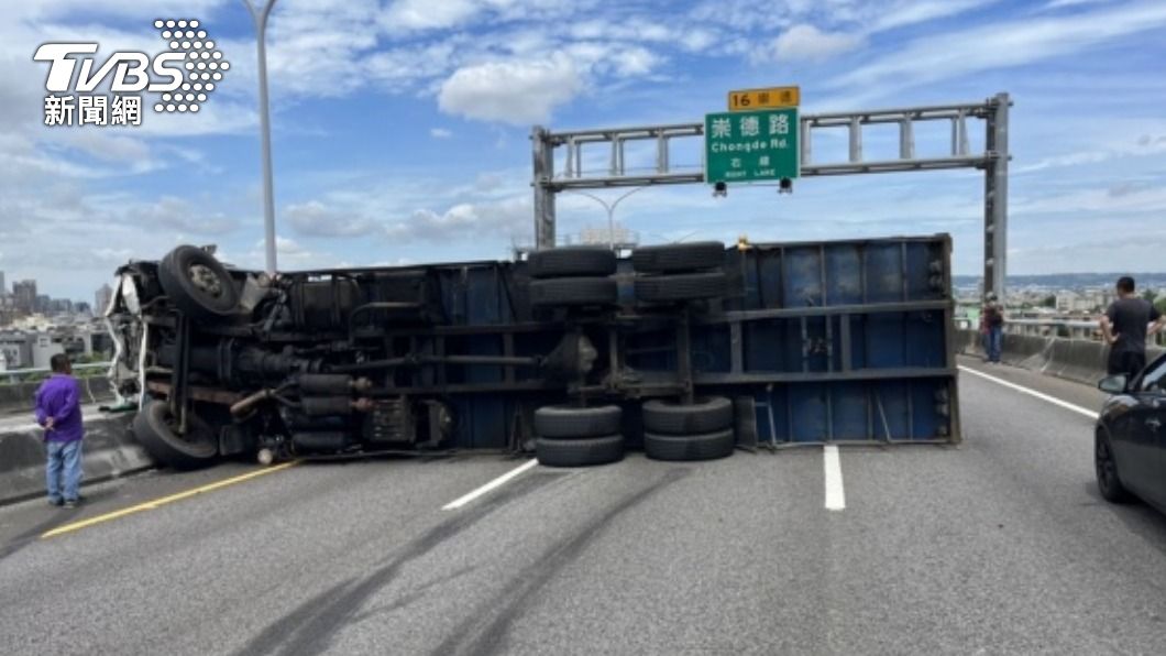 大小貨車碰撞事故!台74線車流回堵2公里 2人送醫