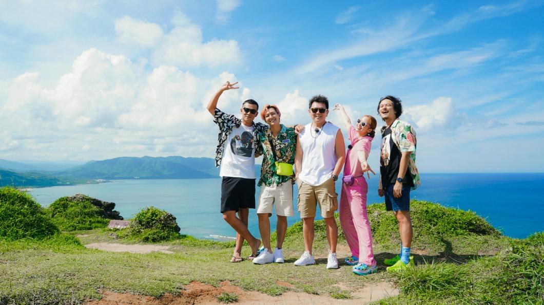 5人合照的草原被網友指認是在墾丁。(圖/好看娛樂提供)