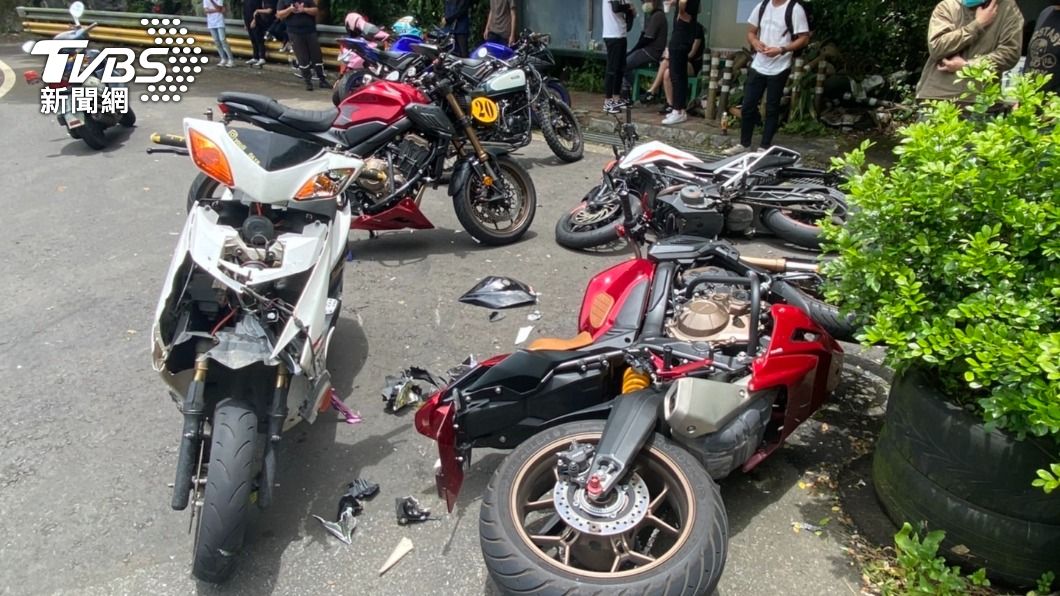 賠大了！21歲騎士北宜財茂彎恍神失控　毀4車傷2人