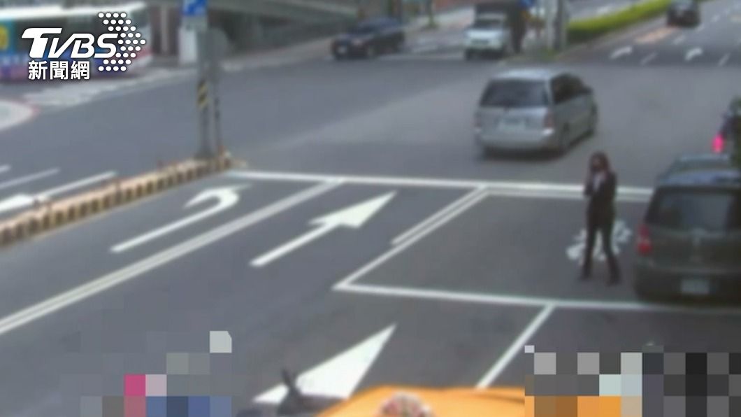 載亡者家屬做法事 計程車「違停遭酒駕追撞」、騎士昏迷