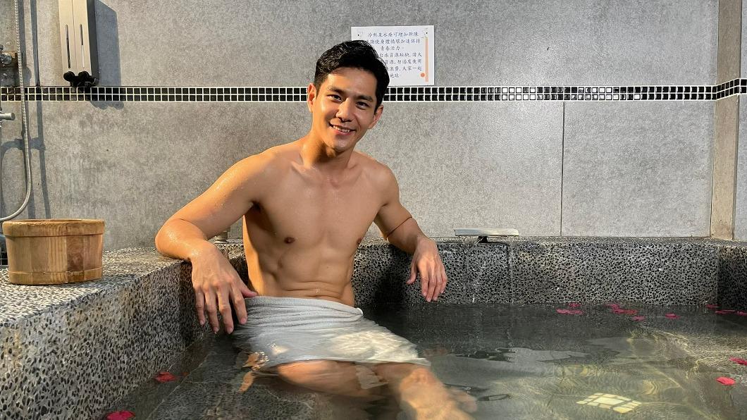 祖雄邊秀腹肌邊泡湯。(圖/三立提供)