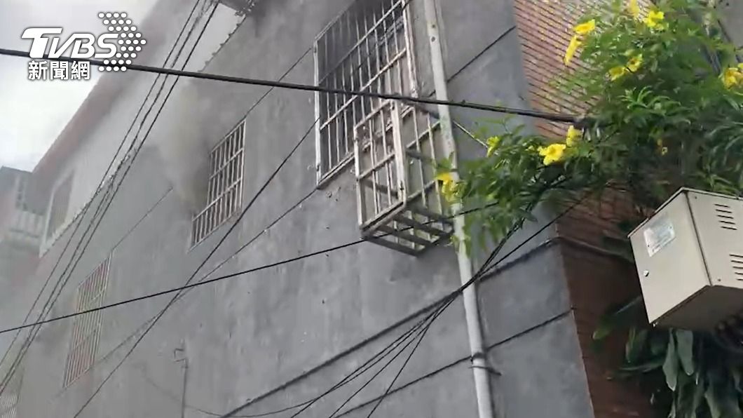 警消到場後發現起火的公寓2樓竄出大量濃煙。（圖／TVBS）